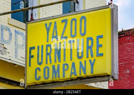 Das Schild der Yazoo Furniture Company ist am 27. Juli 2019 in Yazoo City, Mississippi abgebildet. Stockfoto