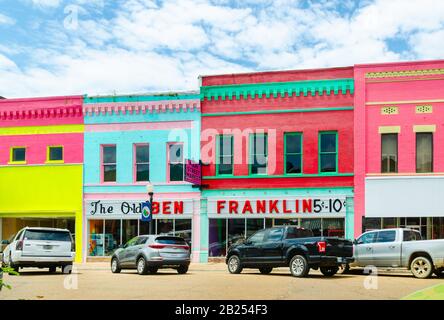 Bunte Geschäfte sind im Stadtzentrum am 27. Juli 2019 in Yazoo City, Mississippi, abgebildet. Stockfoto