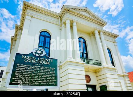 Das Yazoo County Courthouse ist in Yazoo City, Mississippi abgebildet. Das Yazoo County Courthouse, erbaut im Jahr 1872, ist ein aus italienischstämmigen Backstein gezogenes Gebäude. Stockfoto