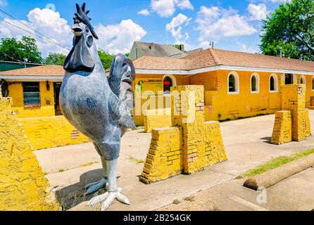 Eine riesige Statue eines Rosters steht außerhalb des mexikanischen Restaurants El Palenque, 27. Juli 2019, in Yazoo City, Mississippi. Stockfoto