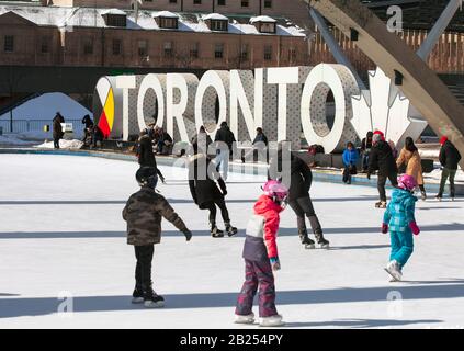 Toronto, Kanada, 29. Februar 2020; Menschen, die auf der kostenlosen Eisbahn am Nathan Phillips Square in der Nähe der City Hall Schlittschuhlaufen Stockfoto