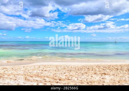 Leerer Strand und Meer mit bewölktem Himmel und Kopierraum. Stockfoto