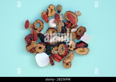 Chinesische Blume - Kräutertee VI von oben. Eine Mischung aus getrockneten Goji-Beeren, Jasmin, Honigsuckle, Maulbeerblättern, Lakritzwurzel. Nützlich und lecker Stockfoto