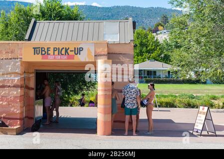 Penticton, British Columbia/Kanada - 2. September 2019: Die Leute machen sich bereit, den Flusskanal am Coyote Cruises Channel Float zu treiben Stockfoto