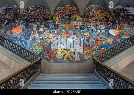 Eingang zum nationalen Palast mit der Geschichte Mexikos, Diego Rivera Fresko Wandgemälde, Mexiko-Stadt. Stockfoto