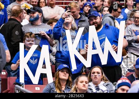 St. Louis, USA. Februar 2020. 29. Februar 2020: Fans halten ein Ka Kaw Zeichen in einem Spiel, in dem die Seattle Dragons die St. Louis Battlehawks besuchten. Abgehalten im Dome im America's Center in St. Credit: CAL Sport Media/Alamy Live News Stockfoto