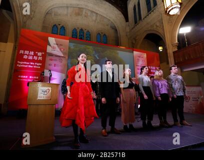 London, London, Großbritannien. Februar 2020. Darsteller singen auf einer Veranstaltung namens "Together We Fight Against the Virus" in der Guildhall in London, Großbritannien am 28. Februar 2020. Die Veranstaltung wurde am Freitag in London von der Londoner City und der Handelskammer von China in Großbritannien (CCCUK) veranstaltet.Bei der Veranstaltung haben Geschäftsleute und Politiker ihre Unterstützung für Wuhan und China im Kampf gegen den Roman Coronavirus zum Ausdruck gebracht. To GO WITH:'Feature: 'Together We Fight Against Virus' - Stimmen des britischen Wirtschaftssektors unterstützen die chinesische Gutschrift: Han Yan/Xinhua/Alamy Live News Stockfoto