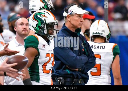 St. Louis, USA. Februar 2020. Februar 2020: Seattle Dragon Offensive Coordinator Mike Riley in einem Spiel, in dem die Seattle Dragons die St. Louis Battlehawks besuchten. Abgehalten im Dome im America's Center in St. Credit: CAL Sport Media/Alamy Live News Stockfoto