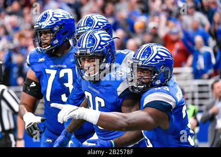 St. Louis, USA. Februar 2020. 29. Februar 2020: St. Louis Spieler feiern einen Touchdown in einem Spiel, in dem die Seattle Dragons die St. Louis Battlehawks besuchten. Abgehalten im Dome im America's Center in St. Credit: CAL Sport Media/Alamy Live News Stockfoto