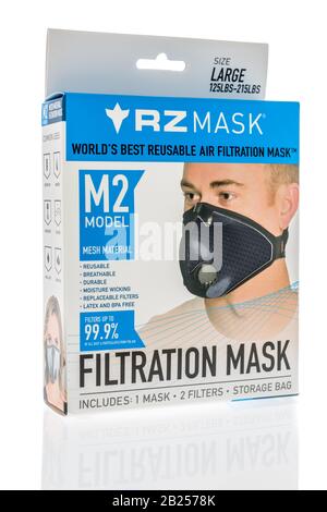 Winneconne, WI - 25. Februar 2020: Ein Paket mit RZ-Maske Weltbeste wiederverwendbare Luftfiltrationsmaske auf isoliertem Hintergrund. Stockfoto