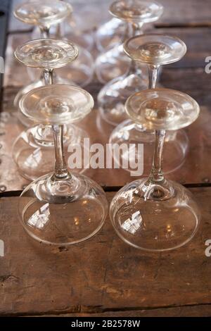 Champagnergläser auf dem Holztisch Stockfoto