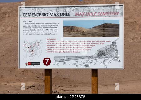 Pachacamac, LIMA/PERU - 10. Mai 2016: Ein Hinweisschild mit dem Max Uhle-Friedhof an der archäologischen Stätte Pachacamac in Peru. Stockfoto