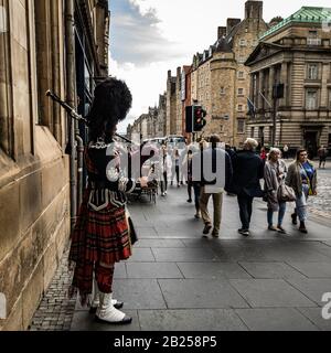 Schottland, GROSSBRITANNIEN - 30. MAI 2019: Schottischer Pfifferfahrer in traditionellen Kostümspielen auf der Straße von Edinburgh. Stockfoto