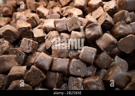 Schokolade mit Baumwollbonbons Nahaufnahme. Fotografiert auf der Theke vor dem Laden. Stockfoto