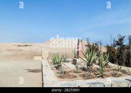 Pachacamac, LIMA/PERU - 10. Mai 2016: Eine Gedenkstätte für Julio C. Tello Rojas, der als Vater der peruanischen Archäologie in Pachacamac, Lima galt, Stockfoto