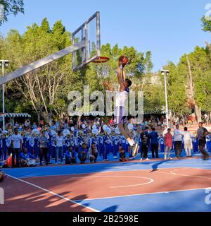 Spieler für das Basketballteam der Celaya-Universität in einem Korb am Eröffnungstag des neu renovierten Juarez Parkplatzes in San Miguel de Allende Stockfoto