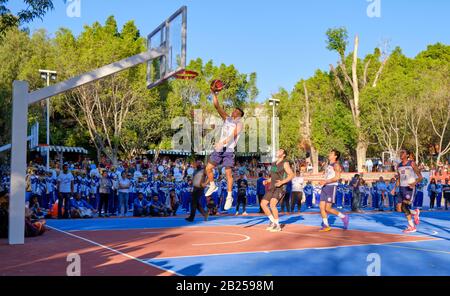 Spieler für das Basketballteam der Celaya-Universität in einem Korb am Eröffnungstag des neu renovierten Juarez Parkplatzes in San Miguel de Allende Stockfoto