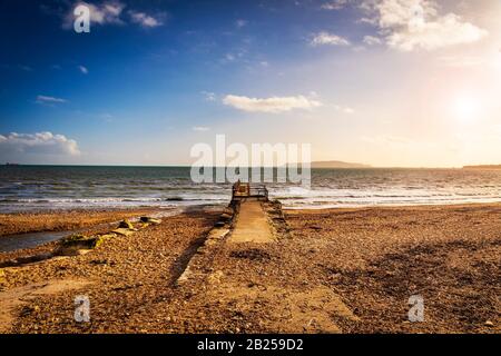 Schindelstrand bei Sonnenuntergang am Bowleaze Cove Weymouth Dorset Stockfoto