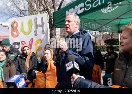 New York, USA. Februar 2020. Bürgermeister Bill de Blasio übergibt vor dem Verbot der Plastiktüte, das am 1. März auf dem Union Square in New York City in Kraft tritt, wiederverwendbare Taschen an New Yorker. Credit: Sopa Images Limited/Alamy Live News Stockfoto