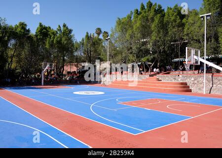 San Miguel de Allende, Mexiko. Februar 2020. Basketballplatz des neu renovierten Juarez Park, der heute für Einheimische geöffnet ist Stockfoto