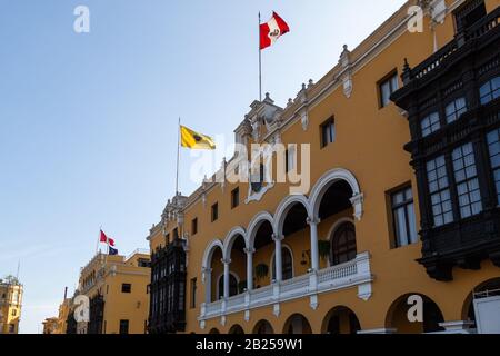 Lima/PERU - 10. Mai 2016: Die Vorderseite des städtischen Gebäudes im Plaza Mayor de Armas in Lima, Peru. Stockfoto