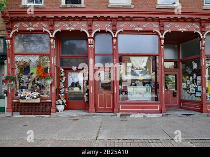 Elmira, NY, USA - MAI 2019: Urige Altstädte in der Region Finger Lakes bewahren alte Hauptstraßen, die oft für Antiquitätengeschäfte genutzt werden. Stockfoto