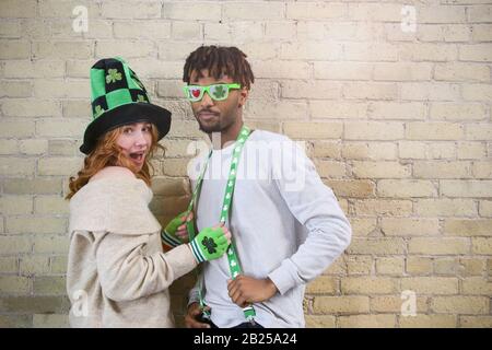 Glückliches Junges Paar, Das Kostüme trägt, um Den St. Patrick's Day Zu Feiern. Stockfoto