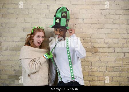 Glückliches Junges Paar, Das Kostüme trägt, um Den St. Patrick's Day Zu Feiern. Stockfoto