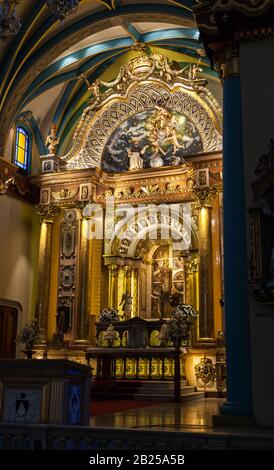 Lima/PERU - 10. Mai 2016: Das Innere einer schön dekorierten katholischen Kirche mit aufwendigen Gemälden und Goldbelauchung in Lima, Peru. Stockfoto