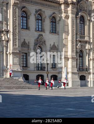 Lima/PERU - 10. Mai 2016: Der Wechsel der Wachen mit hohen Tritten und Pageanen im Präsidentenpalast in Lima, Peru. Stockfoto