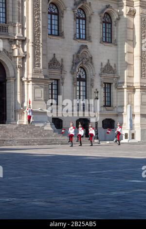 Lima/PERU - 10. Mai 2016: Der Wechsel der Wachen mit hohen Tritten und Pageanen im Präsidentenpalast in Lima, Peru. Stockfoto