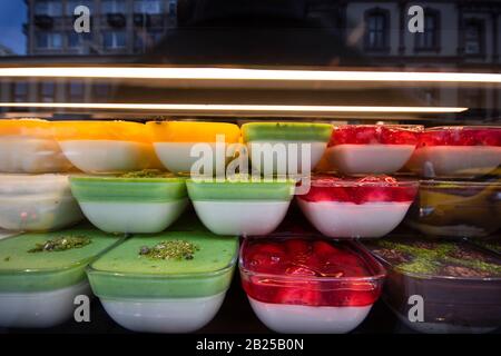 Puddings in verschiedenen Geschmäcken und Farben im süßen Shop erhältlich. Stockfoto