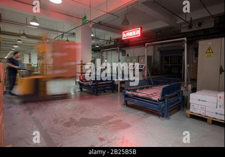 Peking, CHINA - 03. JUNI 2019: Moderne Automatisierung der Lagerproduktion in China. Stockfoto