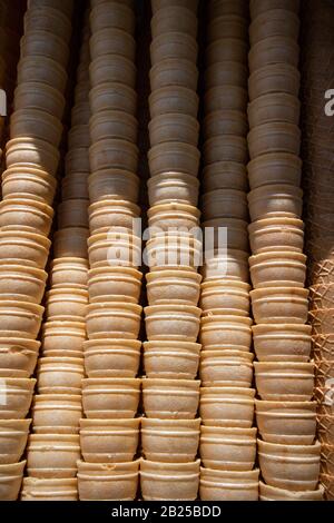 Eiskegel schließen sich. Auf den Konen liegt ein Schatten. Stockfoto