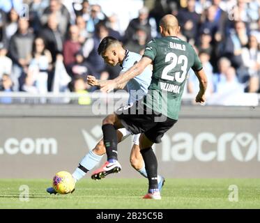 Rom, Italien. Februar 2020. Lazios Joaquin Correa (L) erzielt sein Tor während eines Serie-A-Fußballspiels zwischen Lazio und Bologna in Rom, Italien, 29. Februar 2020. Credit: Augusto Casasoli/Xinhua/Alamy Live News Stockfoto