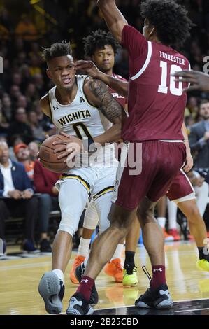 Wichita, Kansas, USA. Februar 2020. Wichita State Shockers Guard Dexter Dennis (0) fährt die Grundlinie während des NCAA-Basketballspiels zwischen den Temple Owls und den Wichita State Shockers in der Charles Koch Arena in Wichita, Kansas. Kendall Shaw/CSM/Alamy Live News Stockfoto