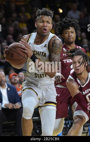 Wichita, Kansas, USA. Februar 2020. Wichita State Shockers Guard Dexter Dennis (0) übernimmt den Ball auf der Grundlinie während des NCAA-Basketballspiels zwischen den Temple Owls und den Wichita State Shockers in der Charles Koch Arena in Wichita, Kansas. Kendall Shaw/CSM/Alamy Live News Stockfoto