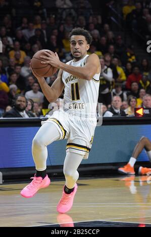 Wichita, Kansas, USA. Februar 2020. Wichita State Shockers Guard Noah Fernandes (11) fährt während des NCAA-Basketballspiels zwischen den Temple Owls und den Wichita State Shockers in der Charles Koch Arena in Wichita, Kansas, zum Korb. Kendall Shaw/CSM/Alamy Live News Stockfoto