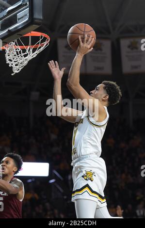 Wichita, Kansas, USA. Februar 2020. Wichita State Shockers Guard Noah Fernandes (11) schießt den Ball während des NCAA-Basketballspiels zwischen den Temple Owls und den Wichita State Shockers in der Charles Koch Arena in Wichita, Kansas. Kendall Shaw/CSM/Alamy Live News Stockfoto