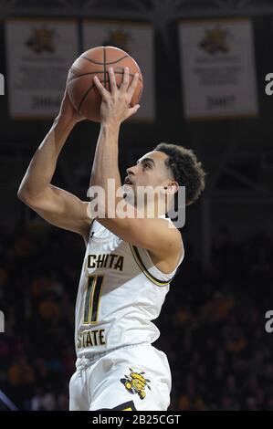 Wichita, Kansas, USA. Februar 2020. Wichita State Shockers Guard Noah Fernandes (11) schießt den Ball während des NCAA-Basketballspiels zwischen den Temple Owls und den Wichita State Shockers in der Charles Koch Arena in Wichita, Kansas. Kendall Shaw/CSM/Alamy Live News Stockfoto