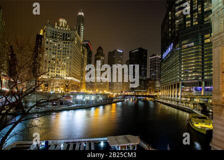 Chicago River Wacker Drive bei Nacht Stockfoto