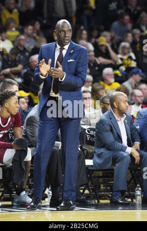 Wichita, Kansas, USA. Februar 2020. Temple Owls Cheftrainer Aaron McKie lobt das Spiel seiner Verteidigung während des NCAA-Basketballspiels zwischen den Temple Owls und den Wichita State Shockers in der Charles Koch Arena in Wichita, Kansas. Kendall Shaw/CSM/Alamy Live News Stockfoto