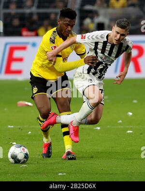 Dortmund, Deutschland. Februar 2020. Dan-Axel Zagadou (L) aus Dortmund wie Roland Sallai aus Freiburg während eines deutschen Bundesligaspiels zwischen Borussia Dortmund und dem SC Freiburg in Dortmund, 29. Februar 2020. Credit: Joachim Bywaletz/Xinhua/Alamy Live News Stockfoto