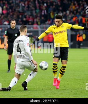 Dortmund, Deutschland. Februar 2020. Jadon Sancho (R) von Dortmund Vies mit Nico Schlotterbeck aus Freiburg bei einem deutschen Bundesligaspiel zwischen Borussia Dortmund und dem SC Freiburg in Dortmund, 29. Februar 2020. Credit: Joachim Bywaletz/Xinhua/Alamy Live News Stockfoto