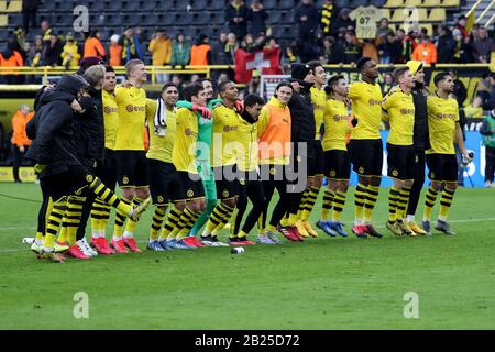 Dortmund, Deutschland. Februar 2020. Dortmunder Spieler feiern nach einem deutschen Bundesligaspiel zwischen Borussia Dortmund und dem SC Freiburg in Dortmund, 29. Februar 2020. Credit: Joachim Bywaletz/Xinhua/Alamy Live News Stockfoto