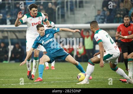 Sankt Petersburg, Russland. Februar 2020. Daler Kuzyaev (C) von Zenit im Einsatz gegen Stanislav Magkeev (L) und Cerqueira Paim Murilo (R) von Lokomotiv beim Spiel der Premier League im russischen Fußball zwischen Zenit St. Petersburg und Locomotiv Moskau. (Endstand; Zenit St. Petersburg 0:0 Lokomotiv Moskau) Credit: Sopa Images Limited/Alamy Live News Stockfoto