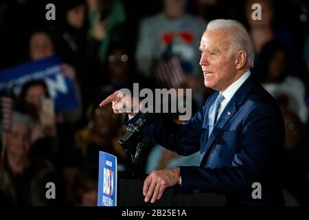 Columbia, USA. März 2020. Der demokratische Präsidentschaftskandidat, der ehemalige Vizepräsident Joe Biden, spricht an der University of South Carolina Volleyball Center, nachdem er am Samstag, 29. Februar 2020, zum Sieger in der South Carolina Democratic Primary in Columbia, S.C., USA, erklärt wurde. Kredit: MediaPunch Inc/Alamy Live News Stockfoto