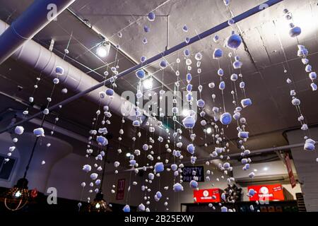 Schöne hängende Dekoration in einem Laden Stockfoto