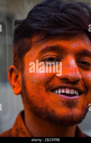 Junger Mann in Holi Farben, Holi ist ein fest Indiens. Es ist ein fest der Farben und Der Freude. Sie wird auch als Dhuleti bezeichnet. Stockfoto