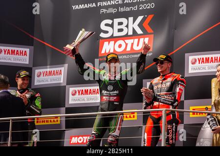 Melbourne, Australien, 1. März 2020. Kawasaki Racing Team Fahrer Alex Lowes (22) feiert während der Motul FIM Superbike Weltmeisterschaft, Phillip Island Circuit, Australien. Credit: Dave Hewison/Alamy Live News Stockfoto